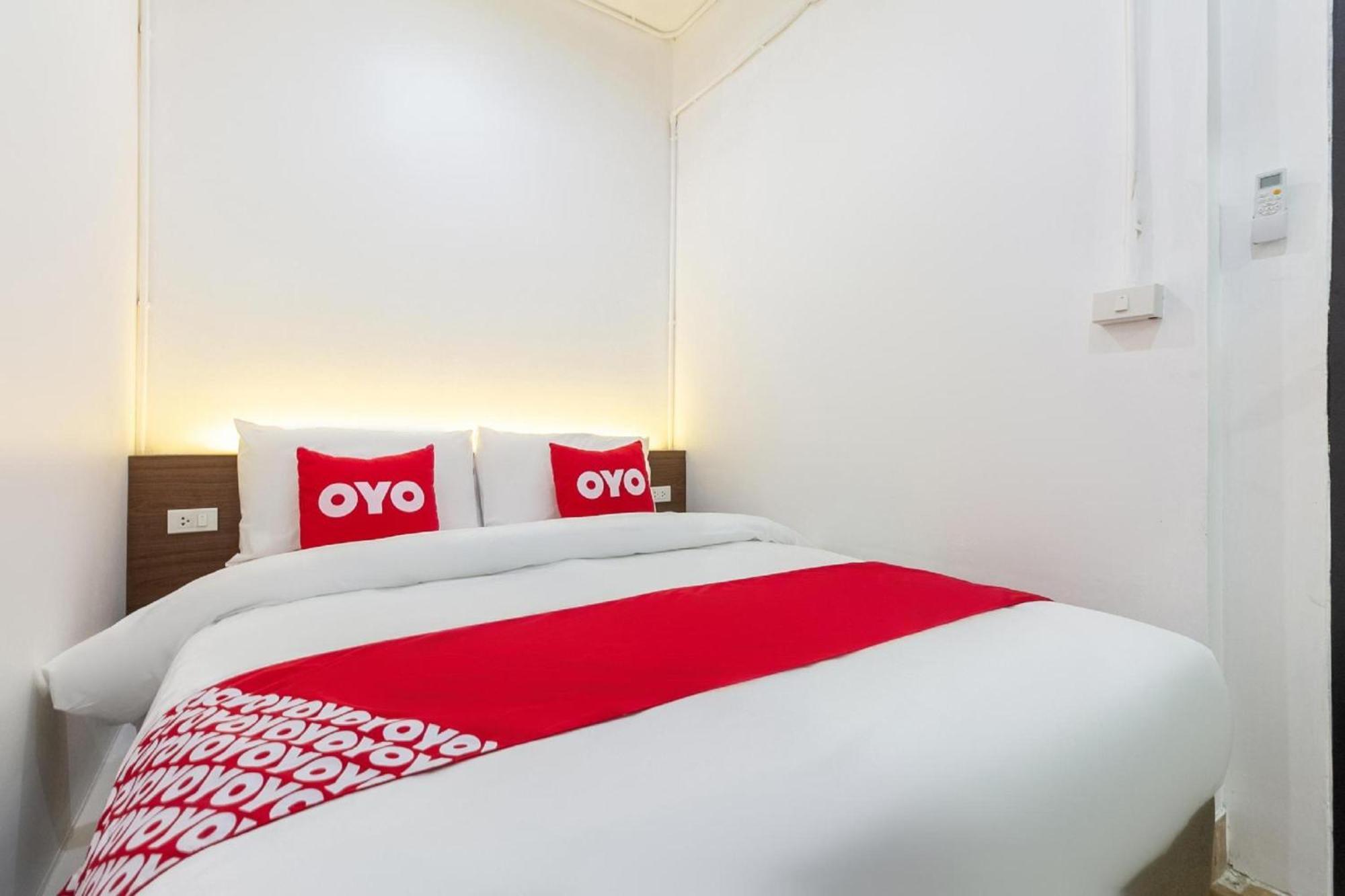 Vaccinated Staff - Oyo 994 Kudi Hotel Bangkok